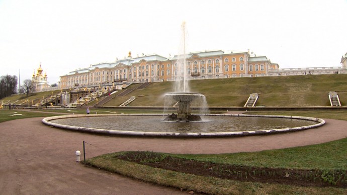 Врачи предостерегают петербуржцев от купания в фонтанах