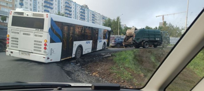 Шаттл ДВФУ застрял на пути к Мосту Дружбы во Владивостоке