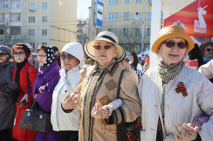 На площади Победы в Якутске станцевали «Осуохай Победы»