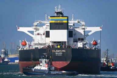 У берегов Ливии взорвался танкер с миллионом баррелей нефти