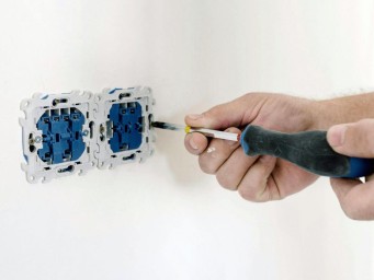 Надежность розетки зависит от качества прижимных клемм