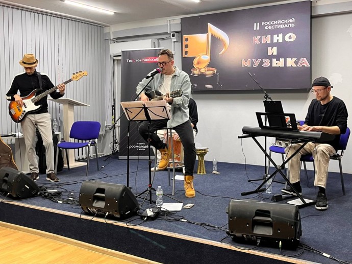 И режиссёр, и певец, и на гитаре игрец: Андрей Богатырёв с группой «тОт» выступил перед студентами