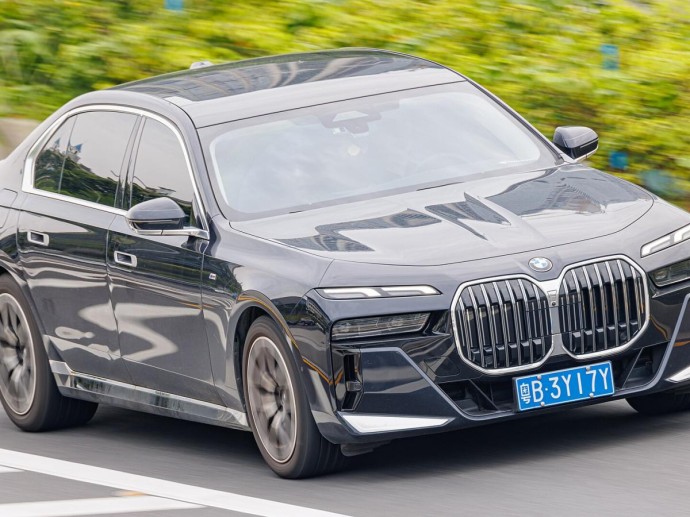 Rolls-Royce нервно курит в стороне: BMW показал седан, который не боится ни пуль, ни взрывов