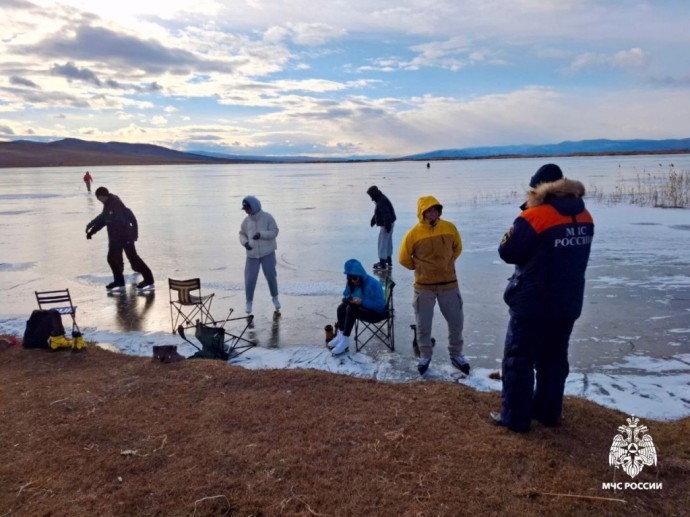 В пригороде Улан-Удэ экстремалы устроили покатушки на коньках по тонкому льду