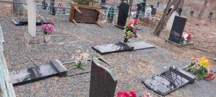 В Приморье разыскиваются неизвестные, осквернившие могилы на одном из кладбищ