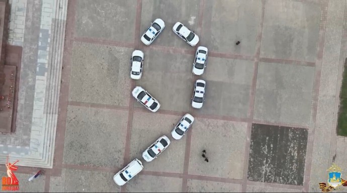 Машины выстроились в цифру 9: «Бессмертный автополк» проехал по Костроме