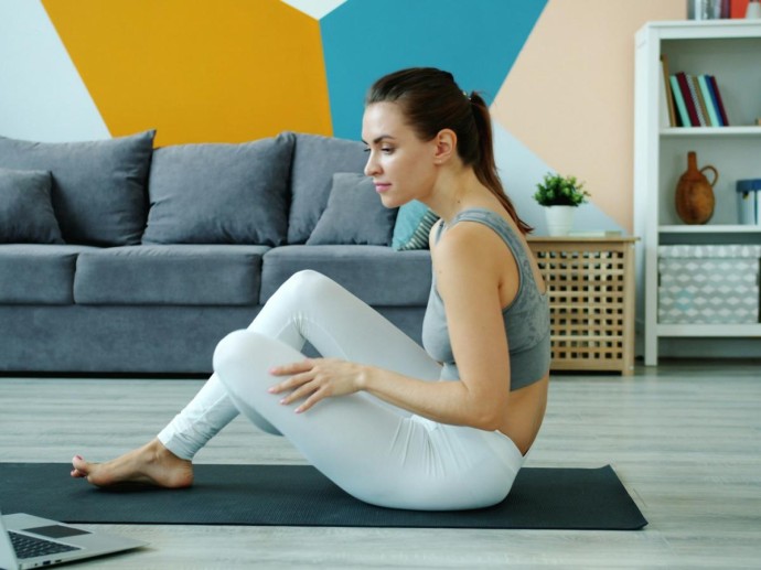 Мини-тренировки по 10 минут помогают снизить последствия сидячей работы в декабре