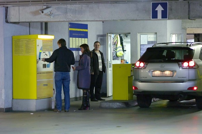 Бесплатная парковка у торгового центра разозлила москвичей. Оказалось, за нее придется заплатить