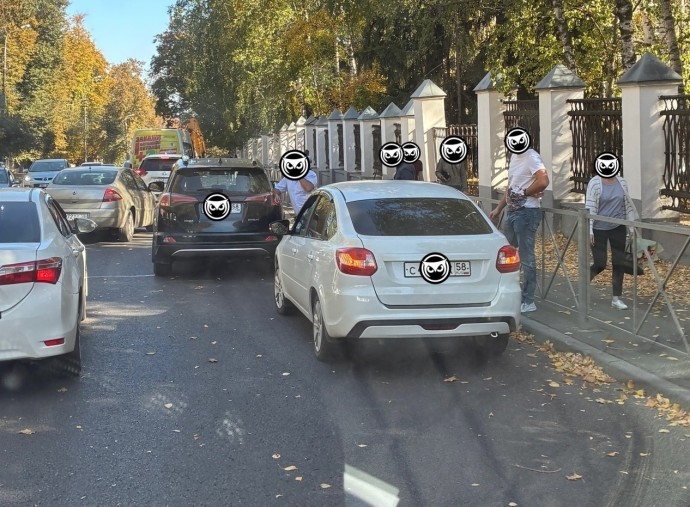 На улице Лермонтова в Пензе произошла авария, движение осложнено