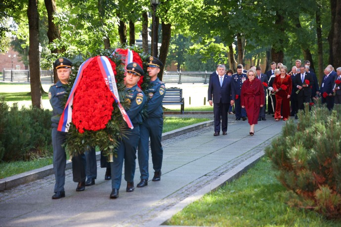 Матвиенко возложила цветы к Мемориалу «Вечный огонь славы» в Великом Новгороде