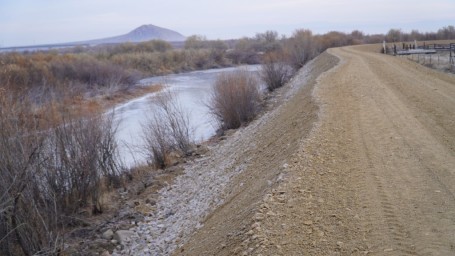 В селе Бурятии восстановили защитную дамбу