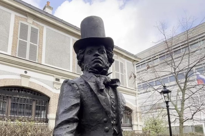 Потомок Пушкина открыл памятник поэту в русском культурном центре в Париже Потомок Пушкина открыл памятник поэту в русском культурном центре в Париже