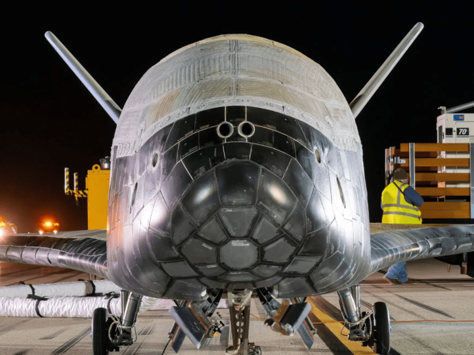 Трамп поставил перед США задачу «вернуться на Луну» к концу своего президентского срока