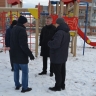 Гагаринов провел совещание на заснеженной детской площадке