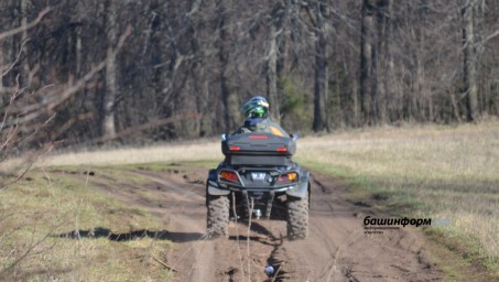 В Башкирии перевернулся квадроцикл с двумя детьми
