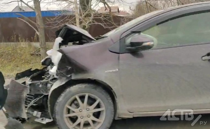 Автомобиль Toyota Aqua разбили в ДТП в Южно-Сахалинске