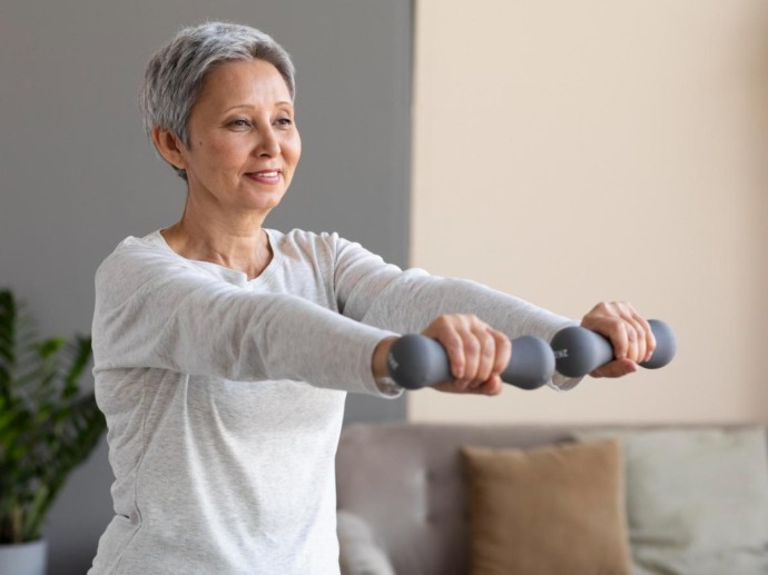 Силовые тренировки после 50 — это вопрос не рельефа, а хороших костей и метаболизма: новая формула фитнеса
