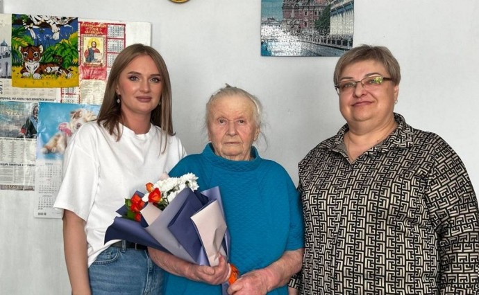 "Хочу дожить до 100": сахалинская педагог отметила 90-летний юбилей
