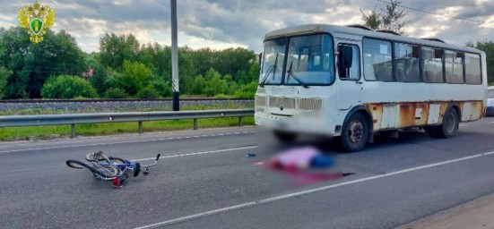 Велосипедист погиб под колесами автобуса в Костромской области