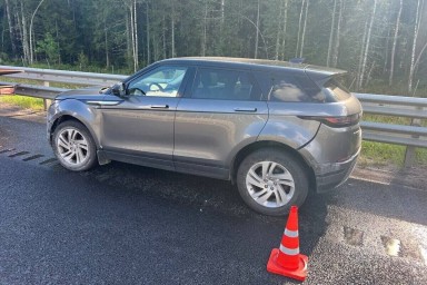 Очередной наезд легковушки на ограждение случился в Окуловском округе