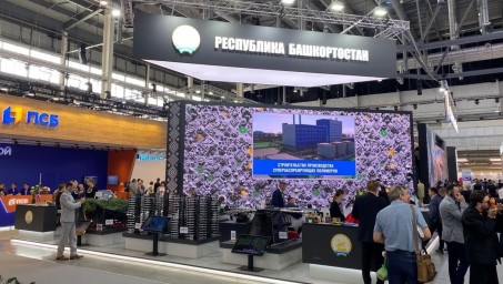 Глава Башкирии принимает участие в работе промышленной выставки «Иннопром»