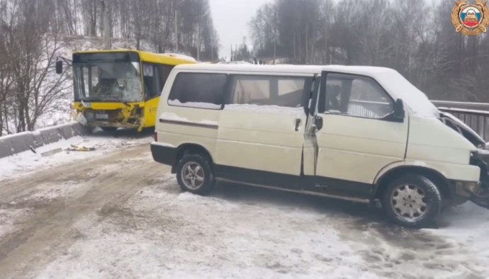 В результате ДТП с автобусом в Ярославле пострадали двое взрослых и ребенок В результате ДТП с автобусом в Ярославле пострадали двое взрослых и ребенок