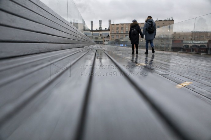 Деревянный настил Парящего моста обновят в парке «Зарядье» Деревянный настил Парящего моста обновят в парке «Зарядье»