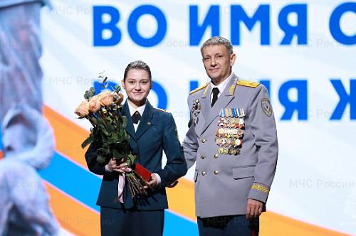 В Благовещенске торжественно отметили 35-летие МЧС России