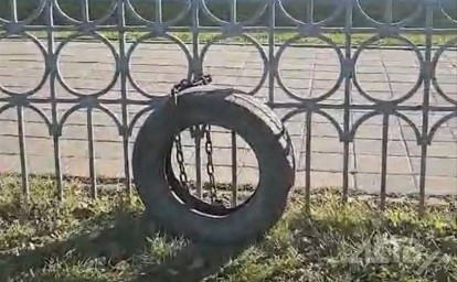 "Дичь какая-то": авто у ТЦ в Южно-Сахалинске сковали цепью и требовали у владельца оплату за стоянку