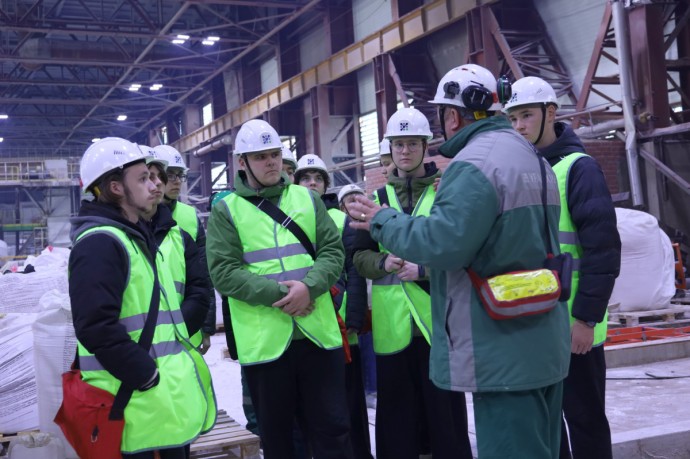 Студенты Вятского автомобильно-промышленного колледжа знакомятся с производством филиала «КЧХК» Студенты Вятского автомобильно-промышленного колледжа знакомятся с производством филиала «КЧХК»