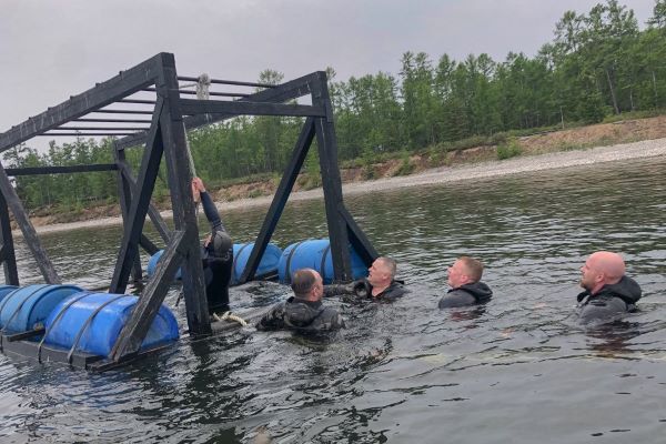 В Бурятии водолазы Росгвардии провели занятия на Байкале