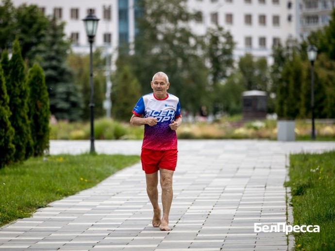 В контакте с природой. 83-летний старооскольский музыкант бегает без обуви и закаляется