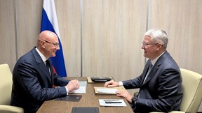 Дмитрий Чернышенко провёл рабочую встречу с губернатором Камчатского края Владимиром Солодовым Дмитрий Чернышенко провёл рабочую встречу с губернатором Камчатского края Владимиром Солодовым