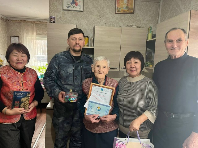 На юге Бурятии ветеран труда отметила своё 96-летие