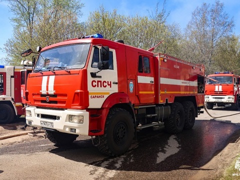 В Саранске огонь от сухой травы перекинулся на гаражи и временные постройки