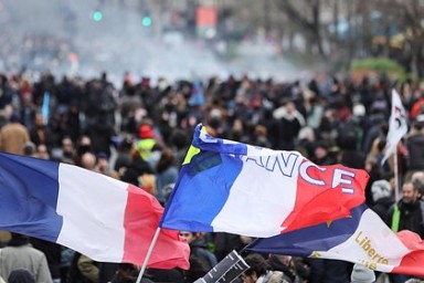 Французы стали выводить деньги за рубеж из-за политического кризиса