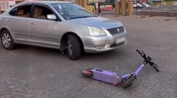 В Улан-Удэ «Тойота» сбила школьника на электросамокате
