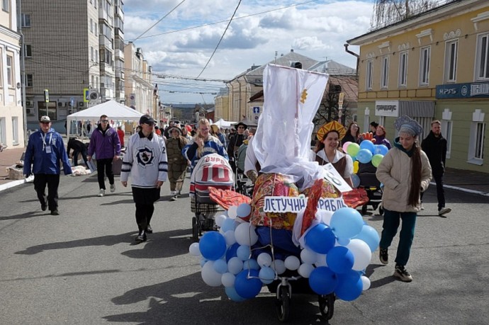 На Спасской прошел парад детских колясок