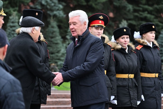 Собянин возложил венки к Могиле Неизвестного Солдата в память о параде 1941 года Собянин возложил венки к Могиле Неизвестного Солдата в память о параде 1941 года