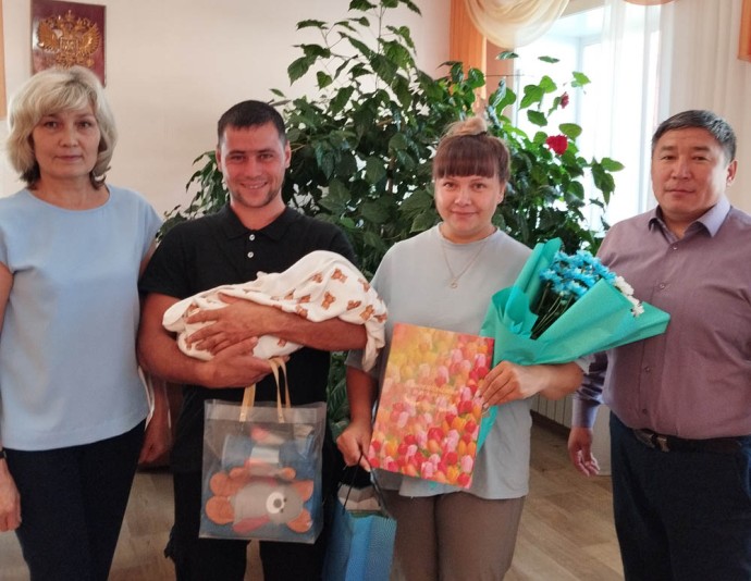В Баргузинском районе Бурятии родился сотый ребёнок 2025 года