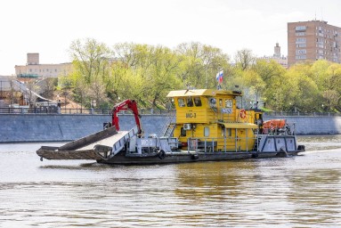 Около 350 тонн мусора собрал коммунальный флот с акватории столицы с начала летней навигации