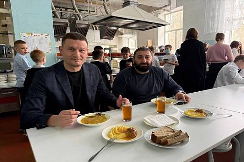 Благовещенские депутаты оценили школьные обеды в столовой Алексеевской гимназии