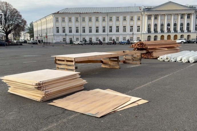 В Ярославле приступили к монтажу катка на Советской площади В Ярославле приступили к монтажу катка на Советской площади