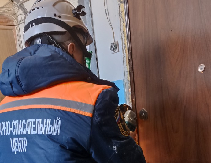 На улице Кулакова в Пензе спасатели вскрыли квартиру из-за молчания хозяйки