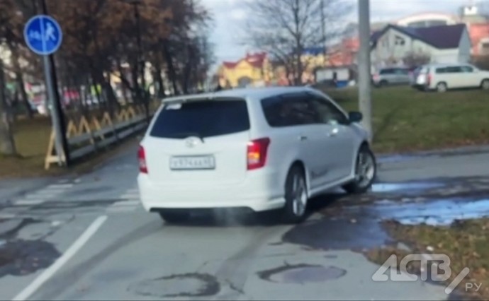Автохам "подрезал" девушку с коляской на пешеходной дорожке в Южно-Сахалинске