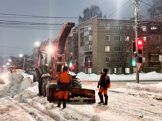 В ночь на среду снег уберут с 11 кировских улиц