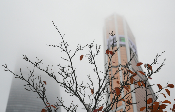 В Москве из-за тумана объявлен жёлтый уровень опасности В Москве из-за тумана объявлен жёлтый уровень опасности