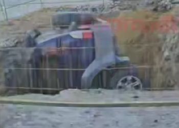 В Благовещенске машина рухнула в котлован В Благовещенске машина рухнула в котлован