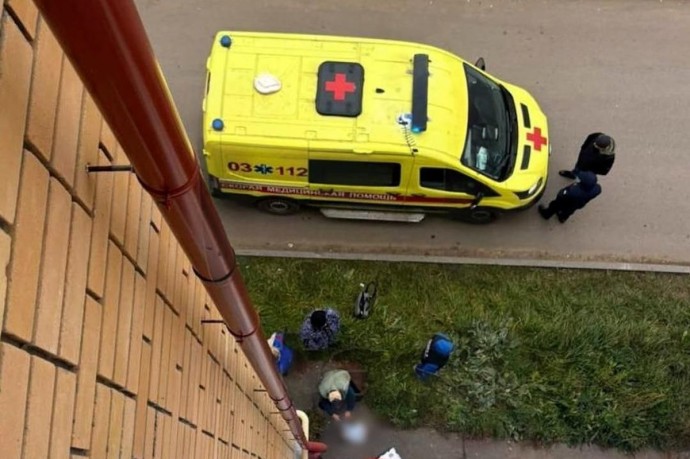 В Татарстане девочка выкинула из окна четвертого этажа младенца В Татарстане девочка выкинула из окна четвертого этажа младенца