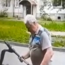 Жительница Южно-Сахалинска выбросила из подъезда детские самокаты и назвала их хламом